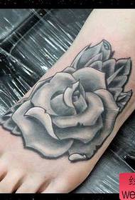 treball de tatuatge de tinta de rosa blanc i negre d’instep