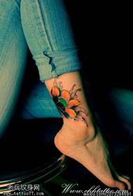 El tatuatge de lotus de color de turmell de dona funciona