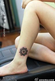 महिला टखने टोटेम सूर्य टैटूहरू ट्याटु हल द्वारा साझा गरिएको छ