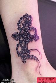 kulkšnies kryžius Tatuiruotes dalijasi tatuiruotės