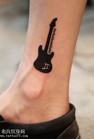 мала свежа нога шема за тетоважа на гитара тотем