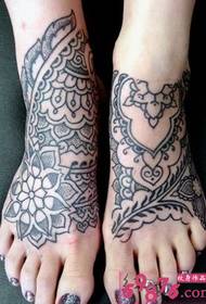 Immagini del tatuaggio del totem del fiore del collo del piede di modo