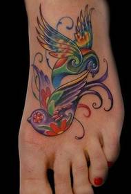 La barra dello spettacolo del tatuaggio ha raccomandato un motivo del tatuaggio a rondine di colore sul collo del piede