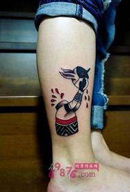 Immagine creativa del tatuaggio del gatto del piede