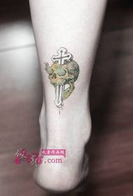 цветна черепна кръст татуировка на глезена