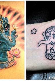 un disegno del tatuaggio del piccolo elefante sul collo del piede