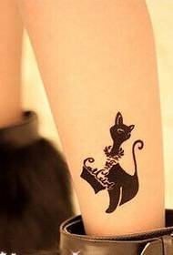 Kız ayaklar küçük taze çiçek kedi dövme desen resmi