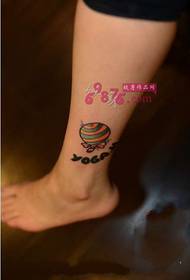 spalvotas saldainio formos kulkšnies tatuiruotės paveikslėlis