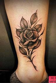 на щиколотці чорно-білі троянди візерунок татуювання