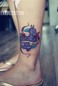 I tatuaggi di dinosauri colorati ai piedi sono condivisi dai tatuaggi