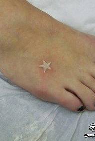 piccolo tatuaggio a stella a cinque punte con piede fresco