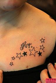 model de tatuaj cu cinci vârfuri în pieptul unei femei