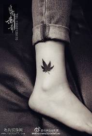 Mic model de tatuaj frunze de arțar gleznă mică