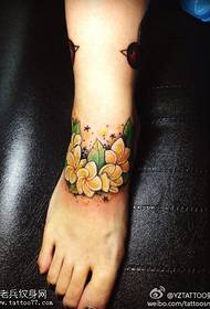 patrón de tatuaxe de flor de cor instep