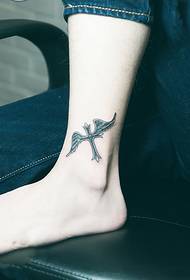 križ krila gležnja tetovaža slika