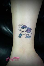 foto di tatuaggi alla caviglia con elefantino colorati