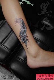 L'immagine dello spettacolo di tatuaggi ha raccomandato un lavoro di tatuaggio con piume alla caviglia