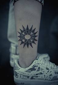 kreative Knöcheldornen Sonne Totem Tattoo Bild