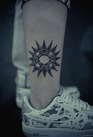 immagine del tatuaggio del totem del sole di spine creative della caviglia