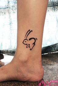 foto di tatuaggio alla caviglia linea semplice coniglio creativo