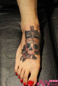 Креативная татуировка в виде черепа короны