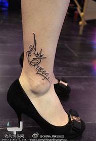 padrão de tatuagem pequena letra fresca no tornozelo feminino