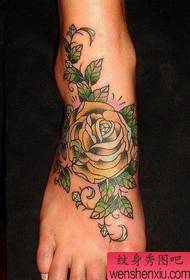 un motif de tatouage rose couleur pied