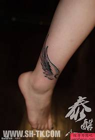 pėdos individualizuotas vienspalvis plunksnos tatuiruotės modelis