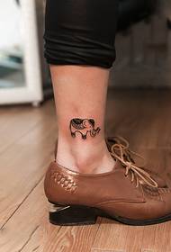 Immagine del tatuaggio del piede dell'elefante del bambino di modo