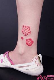 imagen fresca rosada pequeña del tatuaje del tobillo del pie de la cereza