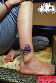popularan delikatni uzorak dijamantskih tetovaža na gležnju djevojke