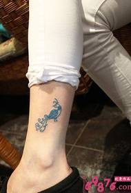 可爱蓝色小孔雀脚踝纹身图片
