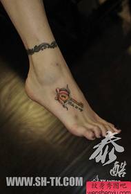 modello del tatuaggio chiave piccola popolare collo del piede ragazza