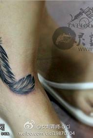 modello tatuaggio piuma alla caviglia