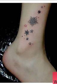 petit et élégant motif de tatouage étoile à cinq branches et flocon de neige