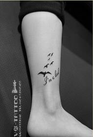 foto di apprezzamento del modello del tatuaggio del pipistrello femminile della caviglia