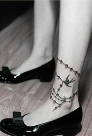 immagine di apprezzamento del modello del tatuaggio della rondine della caviglia delle donne di modo