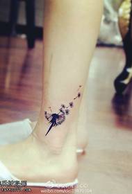 modello di tatuaggio tarassaco fresco piccolo caviglia femminile