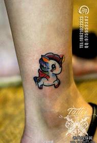 kvinnlig ankel färg enhörning tatuering bild