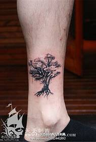 Modello del tatuaggio dell'albero della caviglia