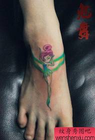 gadis menanamkan pola kecantikan elf tato populer