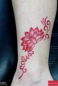 Tatuado montras mapon por dividi piedan koloron de lotuso-tatuaje