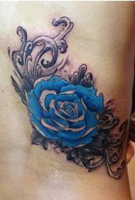 gadis kaki gambar mawar biru yang indah pola tato