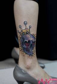 bloedige schedel kroon creatieve enkel tattoo afbeelding