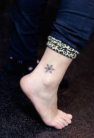 Maliit na Sariwang Fresh Ankle Snowflake Tattoo Larawan