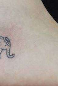 patró de tatuatge d'elefant bonic petit per als peus de les nenes