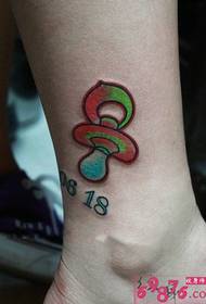immagine del tatuaggio piccolo ciuccio personalità caviglia