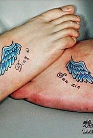 tatuagem de casal de asas de cor