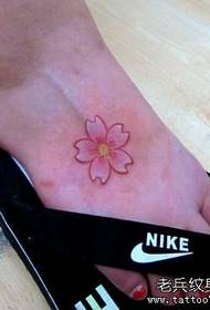 女孩的腳背一小櫻花紋身圖案