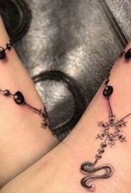 un bellissimo modello di tatuaggio alla caviglia con fiocco di neve per i piedi delle ragazze